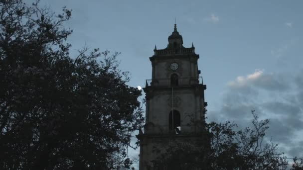 空が見える古代建築の時計塔中央公園の植民地時代建築の自治体と日没時の背景の月 — ストック動画