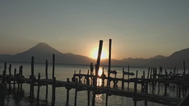 夕阳西下 有火山 美丽的湖景 夕阳西下有质朴的码头 — 图库视频影像