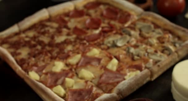 Pizza Italiana Cuadrada Hawaiana Con Pepperoni Champiñones Con Ingredientes Pizza — Vídeos de Stock