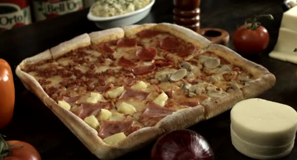Pizza Hawaiana Quadrata Italiana Con Salame Piccante Funghi Con Ingredienti — Video Stock