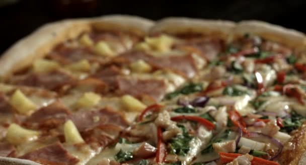 Detail Hawaiianische Quadratische Pizza Mit Ananas Und Gemüse Gourmet Pizza — Stockvideo