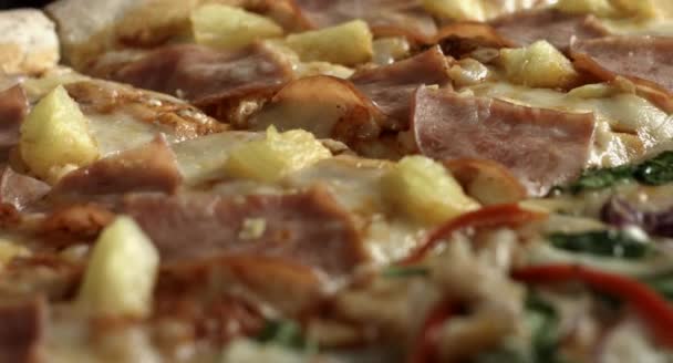 Κοντινό Πλάνο Χαβάης Πλατεία Ιταλική Πίτσα Ανανά Και Λαχανικά Πίτσα — Αρχείο Βίντεο
