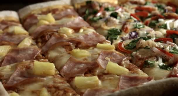 Nahaufnahme Hawaiianische Quadratische Pizza Mit Ananas Hausgemacht Gourmet Pizza Umgeben — Stockvideo