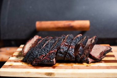 Ahşap bir tahtanın üzerinde ızgara biftek. Meşale ile yakılmış et. Ev yapımı barbekü.