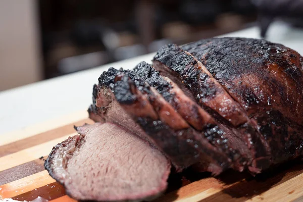 Biff Med Stekt Kjøtt Skåret Trebrett Grillet Hjemmelagd Grillet Kjøtt – stockfoto