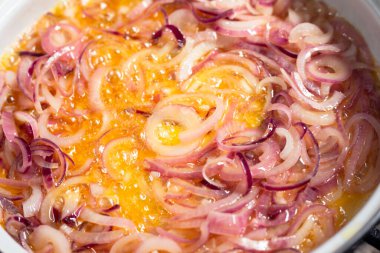 Izgarada tereyağlı soğan, evde barbekü, soğan pişirme