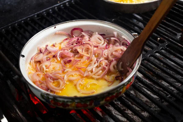 洋葱在烤架上涂上黄油 在家里烧烤 切洋葱 — 图库照片