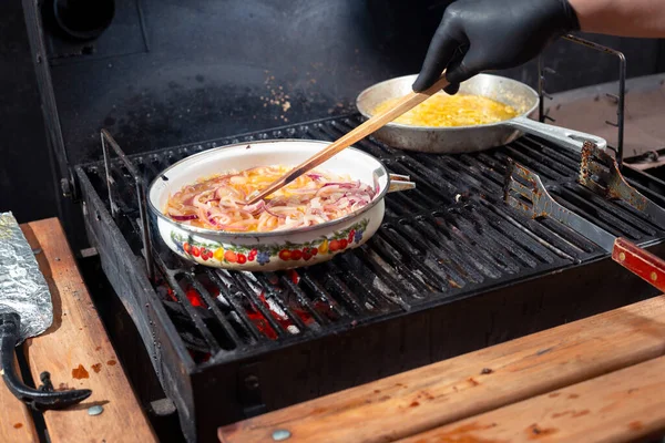 Kéz Főzés Karamellizált Hagyma Vajjal Grill Házi Barbecue Vágott Hagyma — Stock Fotó