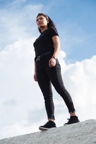 Mujer Inspirada Azotea Mirando Horizonte Mujer Libre Visionaria — Foto de Stock