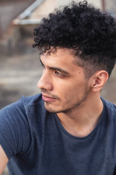 Retrato Del Joven Hispano Sentado Mirando Lado Joven Reflexivo Azotea —  Fotos de Stock