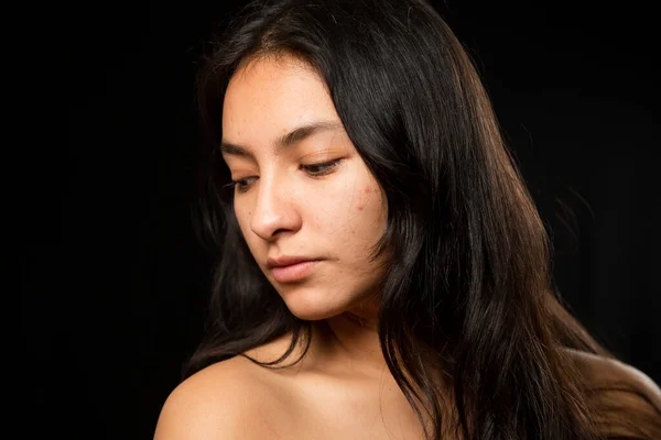 Spaanse Vrouw Portret Studio Met Zwarte Achtergrond Jonge Vrouw Verzorgen — Stockfoto