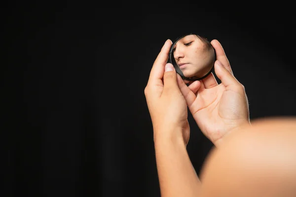 Spaanse Vrouw Kijkt Naar Zichzelf Een Spiegel Met Zwarte Achtergrond — Stockfoto