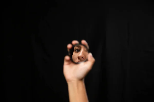Hispanische Frau Blickt Den Spiegel Mit Schwarzem Hintergrund Hand Hält — Stockfoto