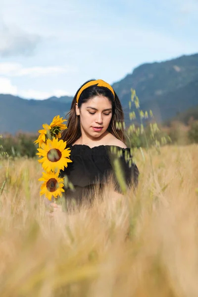 Young Woman Middle Wheat Field Holding Sunflowers While Looking Girl — Stock Photo, Image