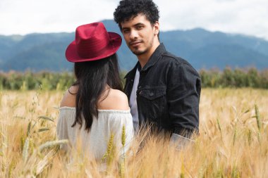 Gün batımında bir buğday tarlasında birbirine aşık olan İspanyol çift.