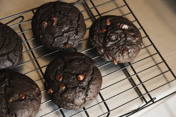 Köstliche Schokoladenkekse Die Auf Einem Drahtgestell Kühlen Hausgemachte Kekse Frisch — Stockfoto