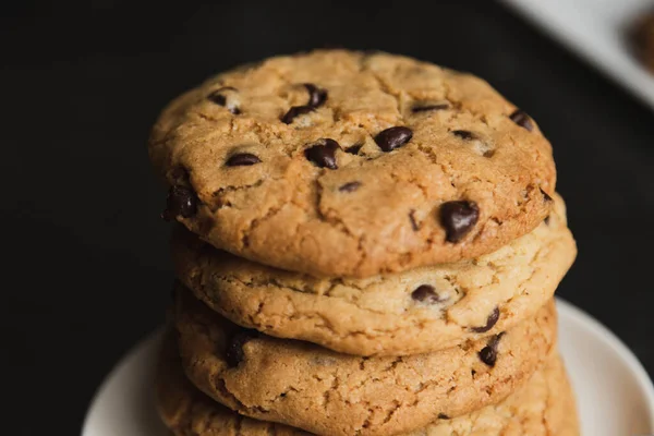 おいしい積層チョコレートチップクッキー オーブンから新鮮な自家製クッキーの塔 — ストック写真