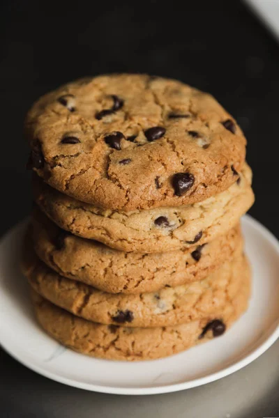 おいしい積層チョコレートチップクッキー オーブンから新鮮な自家製クッキーの塔 — ストック写真