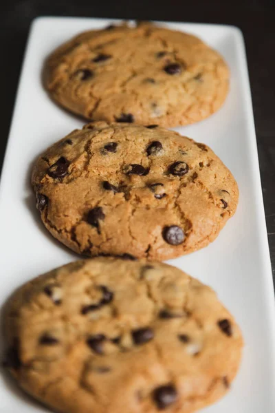 Deliziosi Biscotti Cioccolato Piatto Bianco Biscotti Fatti Casa Freschi Dal — Foto Stock