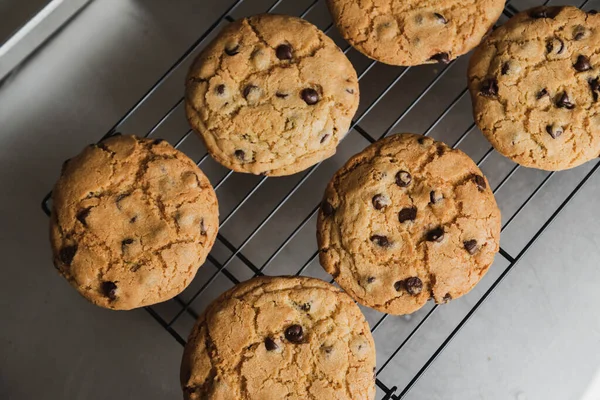 Deliziosi Biscotti Con Gocce Cioccolato Che Raffreddano Sulla Griglia Biscotti — Foto Stock