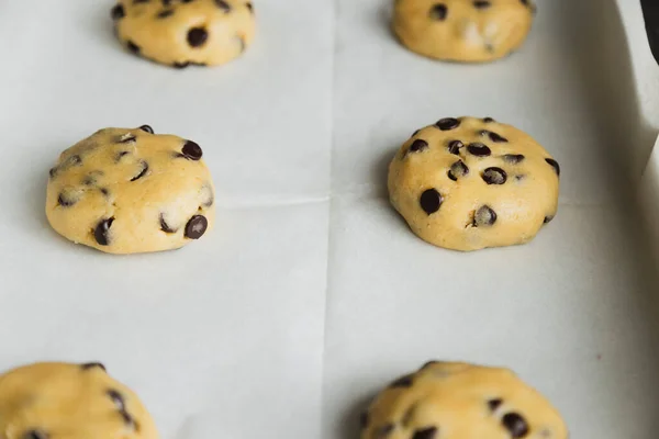 Raw Chocolate Chip Cookies Tray Ready Bake Traditional American Dessert — Stock Photo, Image