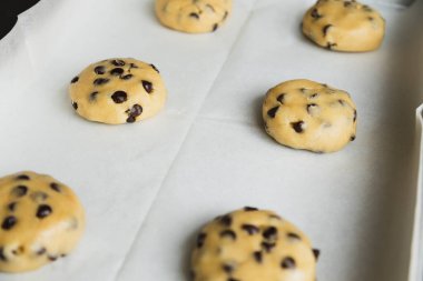 Çiğ çikolatalı kurabiye hamuru, geleneksel Amerikan tatlısını pişirmeye hazır.