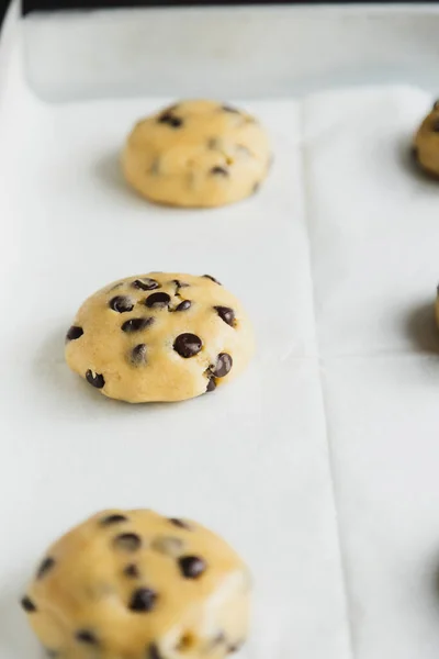 Rohe Schokoladenkekse Der Mitte Des Blechs Fertig Zum Backen Traditionelles — Stockfoto