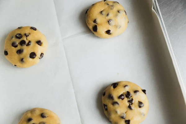 Rohe Schokoladenkekse Auf Einem Blech Fertig Zum Backen Traditionelles Amerikanisches — Stockfoto