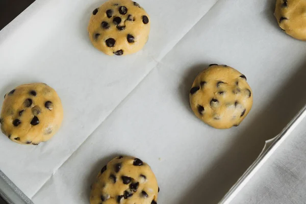 Masa Galletas Chocolate Crudo Una Bandeja Lista Para Hornear Vista — Foto de Stock