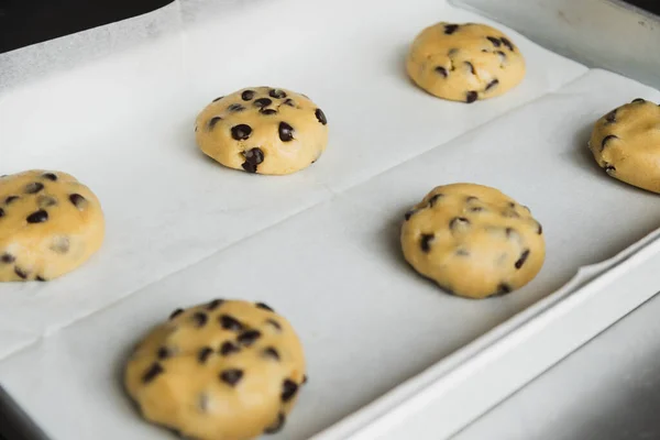 Rohe Schokolade Chip Cookie Teig Auf Einem Backblech Fertig Backen — Stockfoto