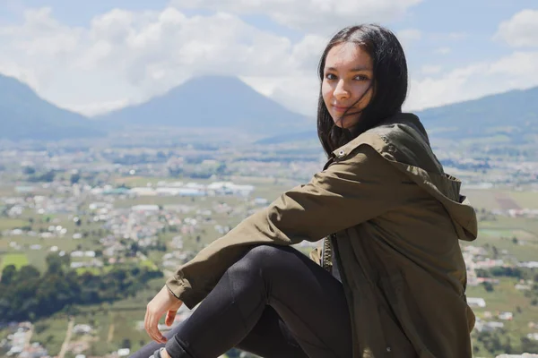 689 5000Ung Latinamerikansk Kvinna Sitter Toppen Berget Njuter Naturen Omgiven — Stockfoto