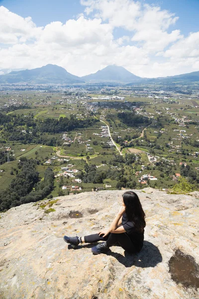 Mujer Joven Sentada Cima Montaña Disfrutando Las Vistas Del Volcán — Foto de Stock