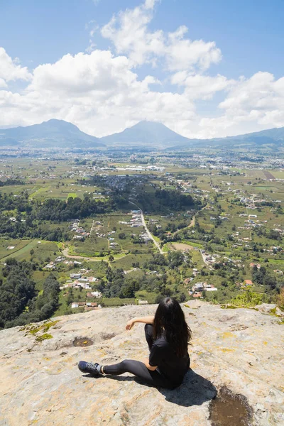 Mujer Joven Sentada Cima Montaña Disfrutando Las Vistas Del Volcán — Foto de Stock