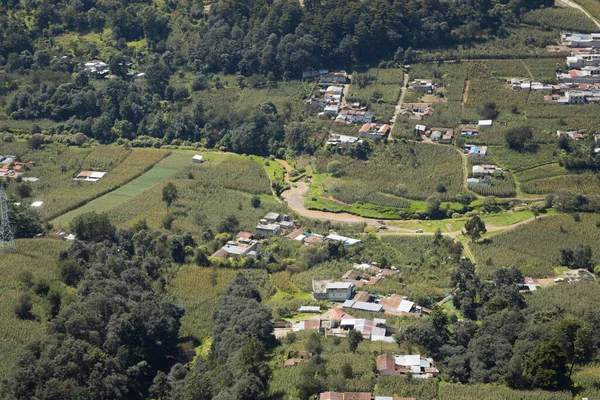 被从上面看到的树木和庄稼环绕的小镇 美丽的空中照片 Quetzaltenango Guatemala的Olintepeque市 — 图库照片