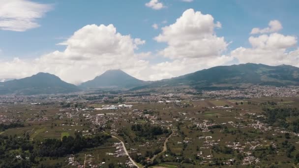 Fotografia Aérea Paisagem Aldeias Entre Montanhas Vulcões Dia Ensolarado Paisagem — Vídeo de Stock