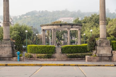 Sabahın erken saatlerinde Quetzaltenango Guatemala 'daki Central Park' ın büfesi. Soğuk bir sabah sömürge şehrinde..