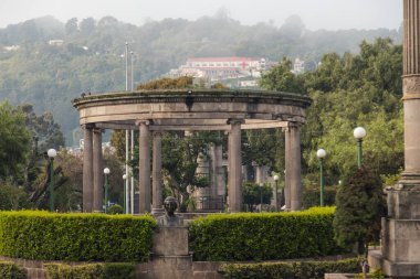Sabahın erken saatlerinde Quetzaltenango Guatemala 'daki Central Park' ın büfesi. Soğuk bir sabah sömürge şehrinde..