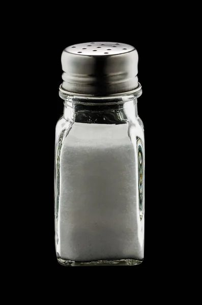 クリッピング パスと黒の背景に分離されたテーブル塩のガラス シェーカー — ストック写真