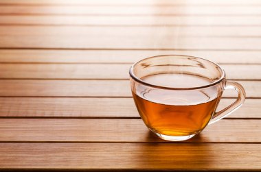 Cam bardak çay ile metin ve kırpma yolu için soldan negatif alan ahşap bir masa üzerinde