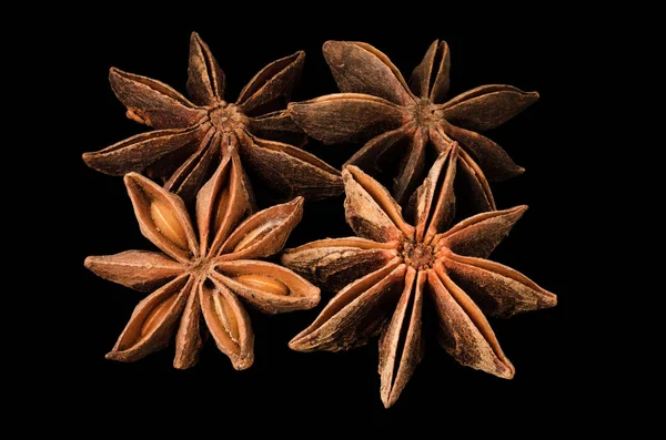 スターアニス スパイス フルーツおよび種のクリッピング パスと黒の背景に分離 — ストック写真