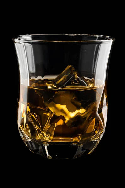 一杯的威士忌孤立在黑色背景上 以剪切路径的岩石上 — 图库照片