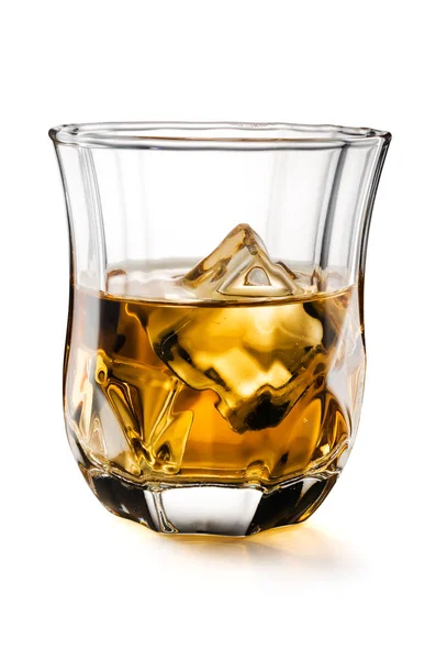 Szklankę Whisky Lodem Białym Tle Białym Tle Ścieżką Przycinającą — Zdjęcie stockowe
