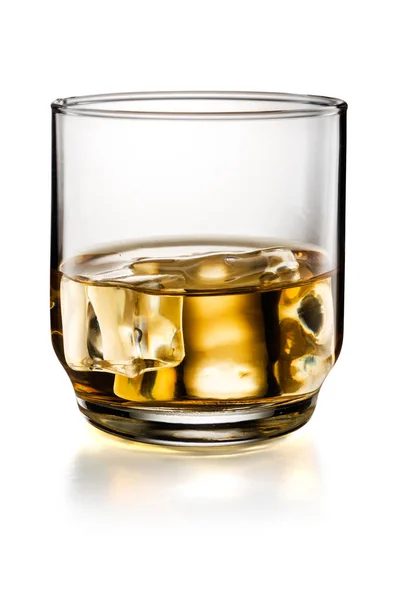 一杯的威士忌孤立在白色背景上 以剪切路径的岩石上 — 图库照片