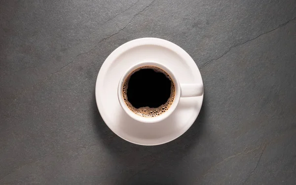 Bir kahve fincanı ve daire taş bir adam üzerinde yukarıdan fotoğrafı