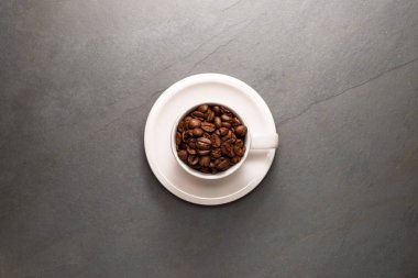 Üstten Görünüm fotoğrafı bir fincan kahve kahve çekirdekleri ve sauc dolu