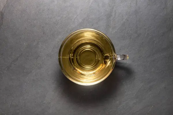 Foto de vista superior de una taza de té de menta sobre un fondo de piedra — Foto de Stock