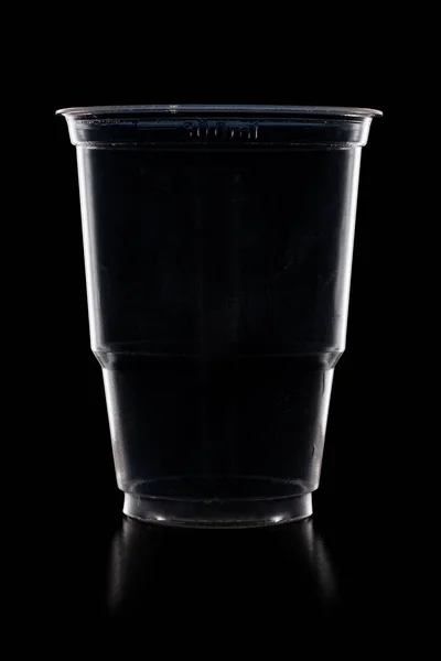 Monouso tazza di plastica isolata su sfondo nero — Foto Stock
