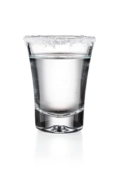 Tequila en un vaso con sal aislada fondo blanco —  Fotos de Stock