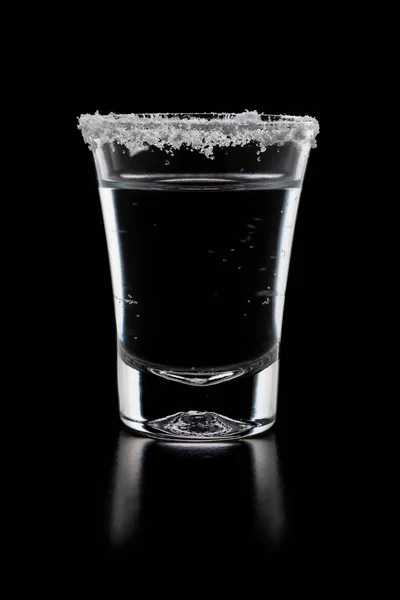 Tequila en un vaso con fondo negro aislado con sal —  Fotos de Stock