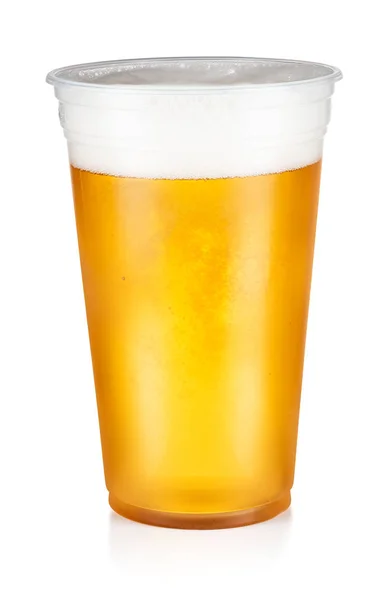 Birra, birra o birra in una tazza monouso di plastica isolata su bianco — Foto Stock